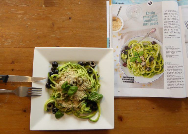 Paleo Courgette Spaghetti met Pesto